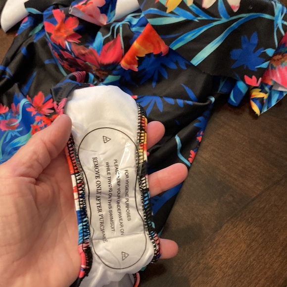 NWT One shoulder, one piece Hawaiian print Size S ruffled top swimsuit - Picture 6 of 6